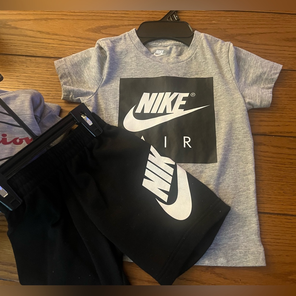 Size 4T Nike short outfit barely worn in great condition, no stains or tearing.